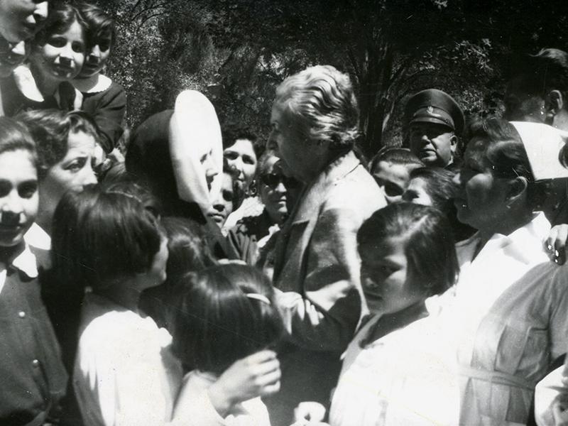 Gabriela Mistral y la religiosa Rosa Elena Mercado, 1954.